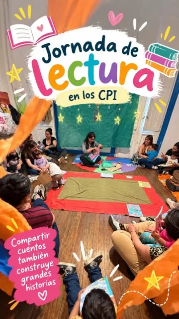 Familias y niños sentados en ronda durante una jornada de lectura