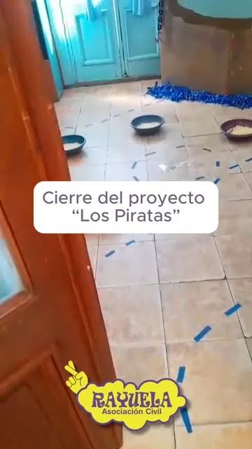 Entrada del centro Rayuela durante el cierre del proyecto Los Piratas