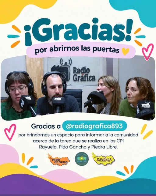 Cuatro integrantes de la asociación en un estudio de radio con auriculares